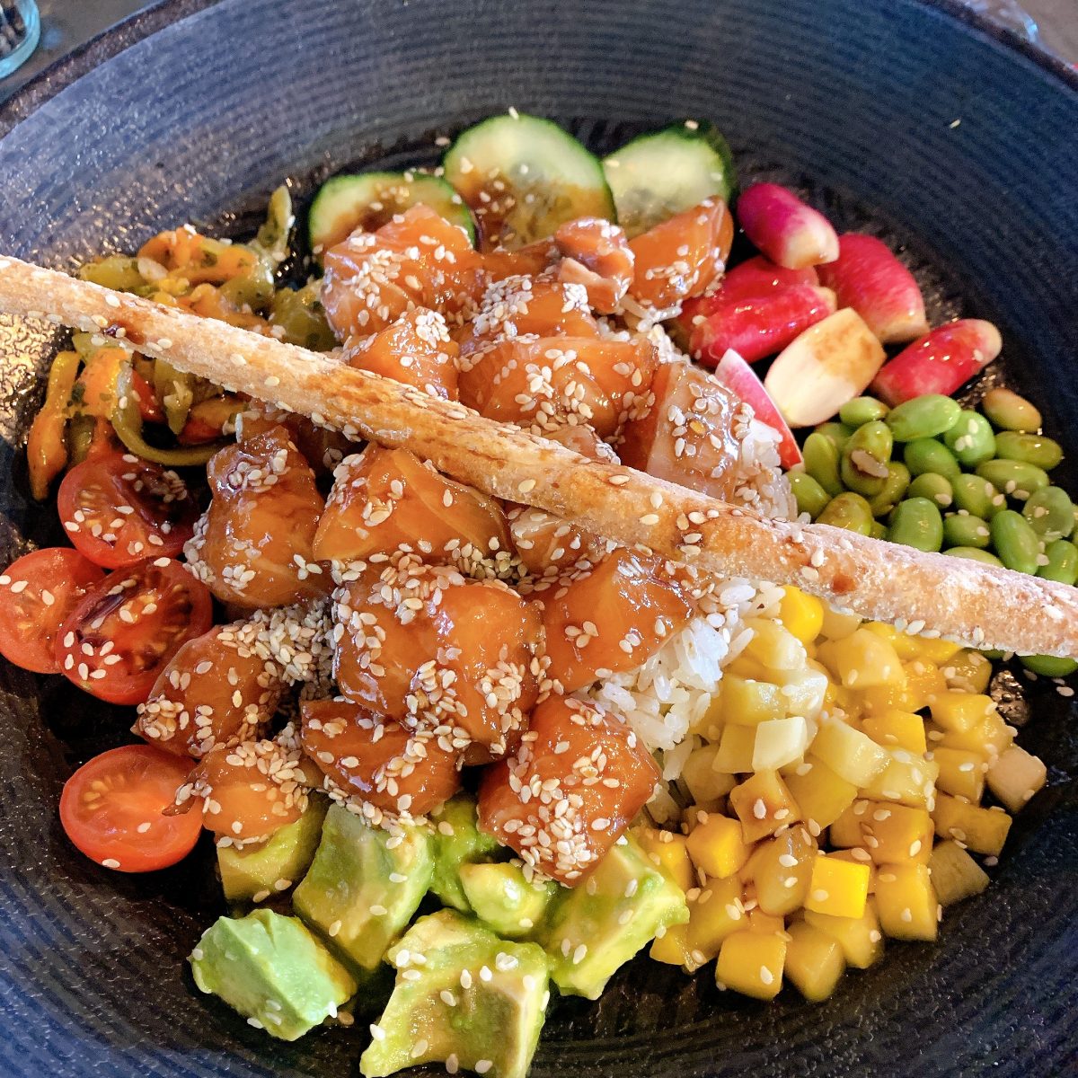 LE POKE BOWL A LA TRUITE FUME ET LEGUMES D’ETE